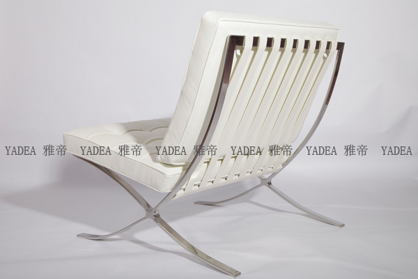 白色巴塞羅那椅(Barcelona Chair in red leather)