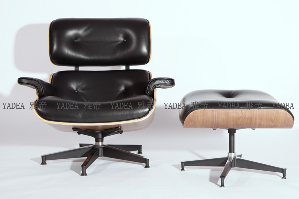 核桃木貼皮的<a href='http://yunguzhai.cn/Products/EamesLoungeChair.html' class='keys' title='點(diǎn)擊查看關(guān)于伊姆斯休閑椅的相關(guān)信息' target='_blank'>伊姆斯休閑椅</a>（walnut Eames Lounge Chair）