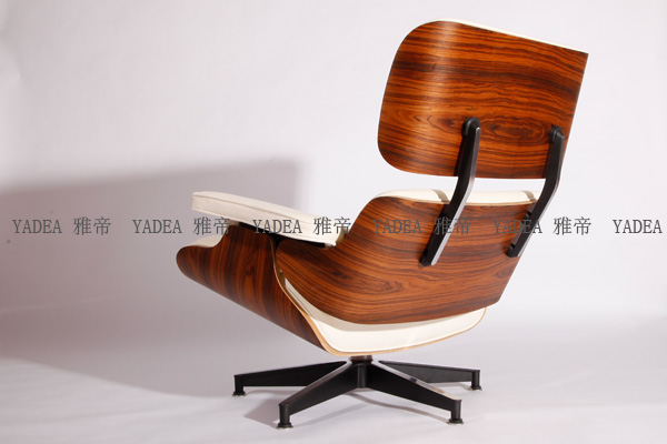 白色伊姆斯休閑椅（Eames Lounge Chair In White Leather）