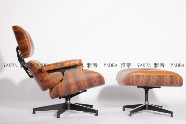 橙色核桃木貼皮的伊姆斯休閑椅（Walnut Eames Lounge Chair In Orange Leather）