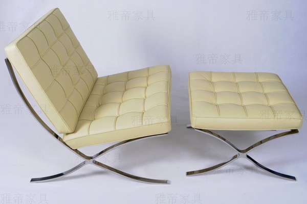 米色巴塞羅那椅（Barcelona Chair In Cream-colored）