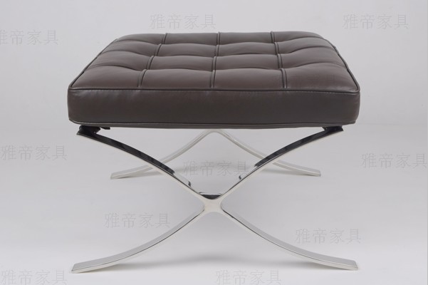 深棕色巴塞羅那椅子（Barcelona Chair In Dark Brown Leather）