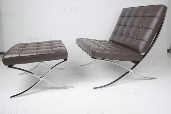 深棕色巴塞羅那椅子（Barcelona Chair In Dark Brown Leather）