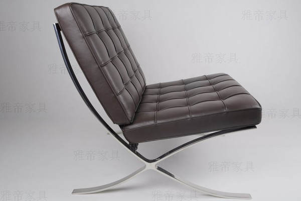 深棕色巴塞羅那椅子（Barcelona Chair In Dark Brown Leather）