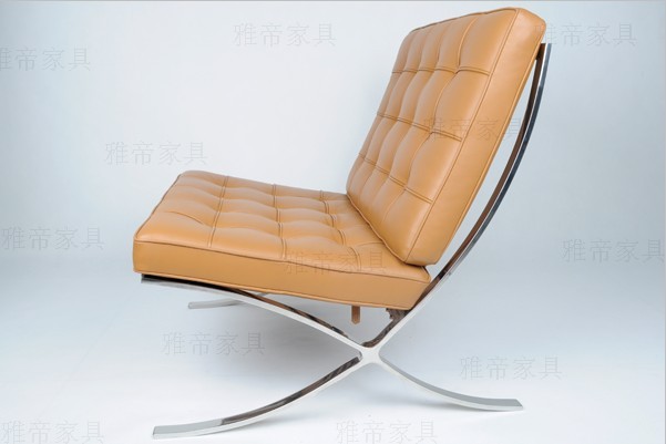 淺棕色巴塞羅那椅（Barcelona Chair in Light Brown Leather）