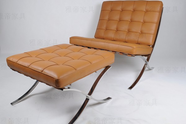 淺棕色巴塞羅那椅（Barcelona Chair in Light Brown Leather）