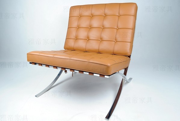 淺棕色巴塞羅那椅（Barcelona Chair in Light Brown Leather）