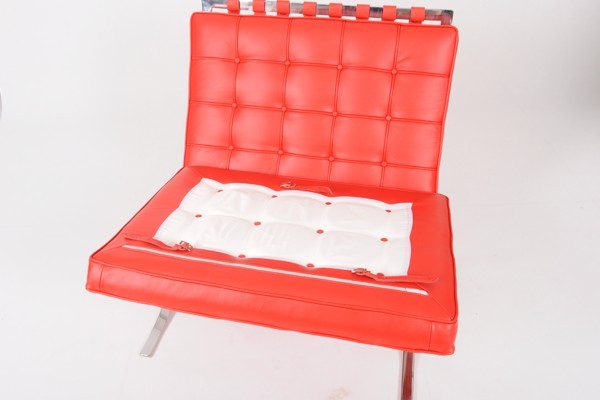 紅色巴塞羅那椅(Barcelona Chair in red leather)