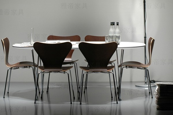 橢圓型餐桌（Elliptical Dining Table）