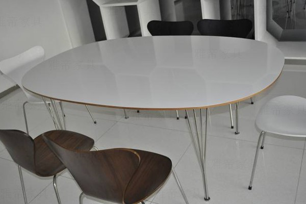 橢圓型餐桌（Elliptical Dining Table）