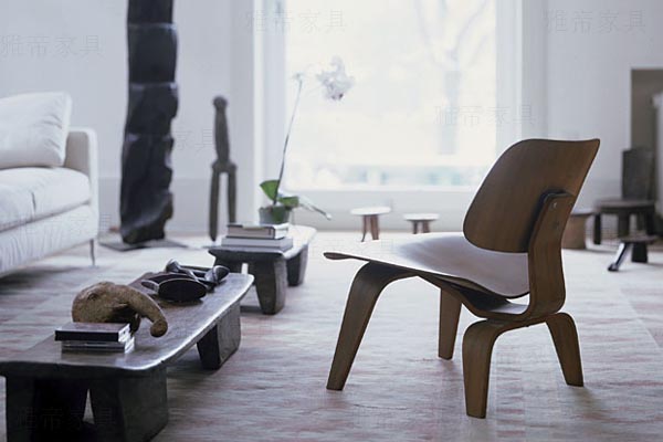 伊姆斯曲木休閑椅子(Eames Molded Plywood Lounge Chair)