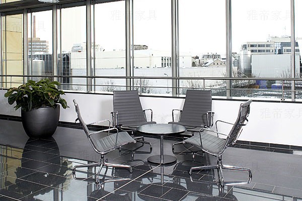 伊姆斯辦公椅高背帶頭枕(Aluminum Executive Lounge Chair)