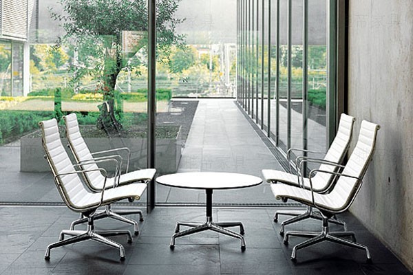 伊姆斯辦公椅高背帶頭枕(Aluminum Executive Lounge Chair)