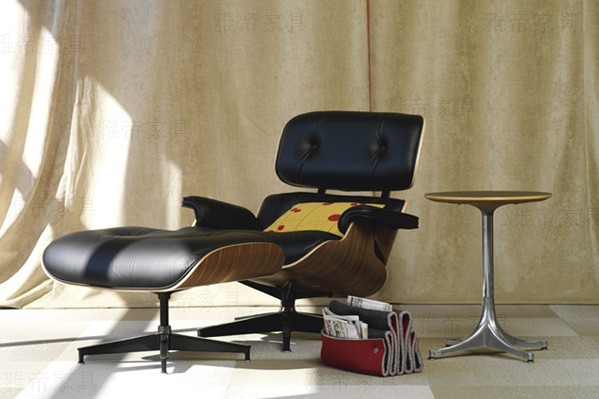 赫曼米勒版本的伊姆斯休閑椅（Eames Lounge Chair—Herman Miller Version)