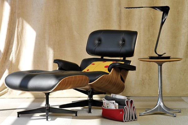 核桃木貼皮的伊姆斯休閑椅（walnut Eames Lounge Chair）